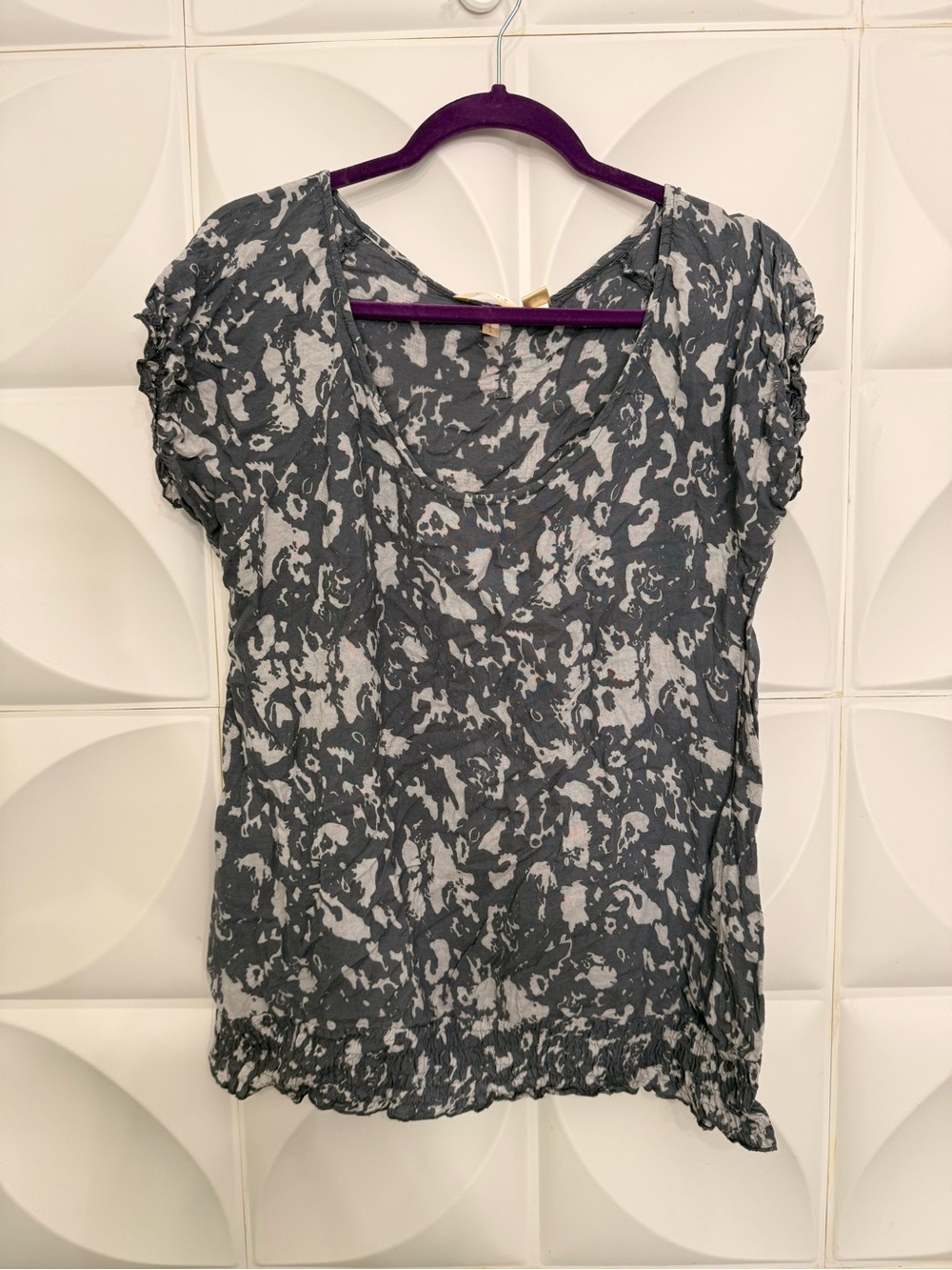 SALONI Gray and White Abstract Print Short-Sleeve Top